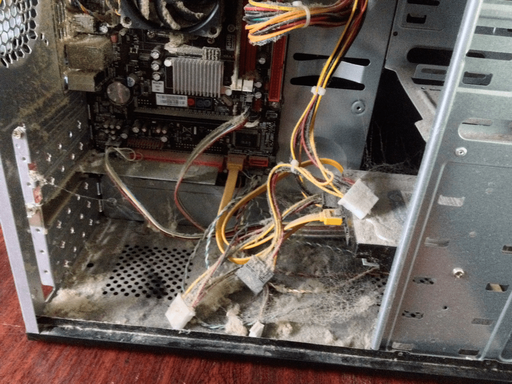 Немного пыльный компьютер на AM3 грязь внутри компьютера
