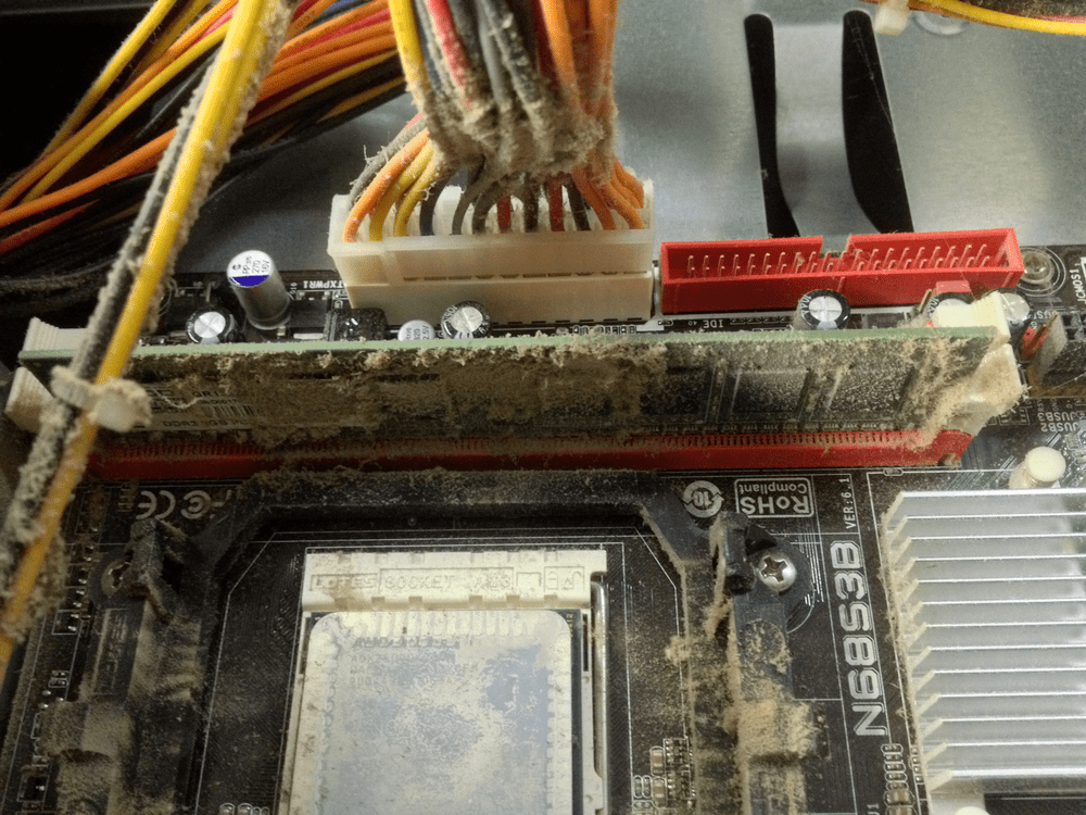 Очень пыльная RAM оператива покрытая пылью грязный компьютер