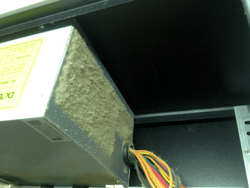 Блок питания забитый пылью грязный блок питания компьютера