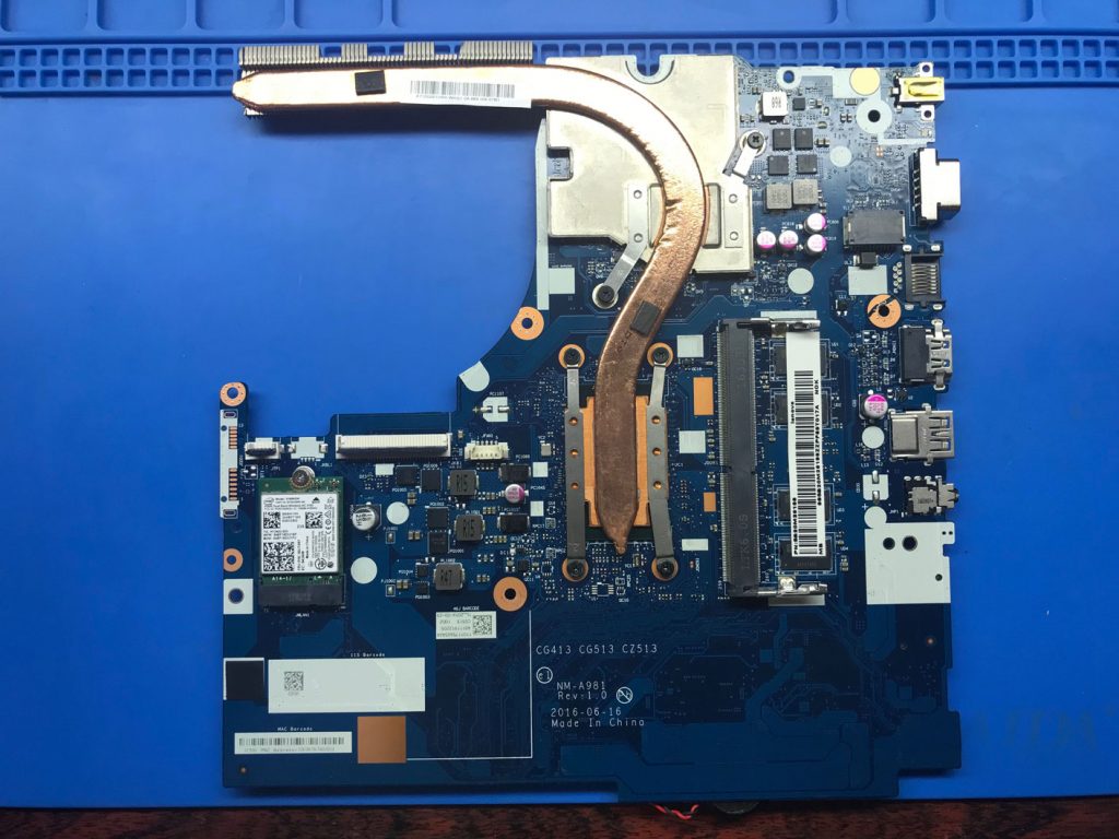 Плата ноутбука Леново 310-15IKB со стороны процессора с распаянной памятью DDR4 4Gb